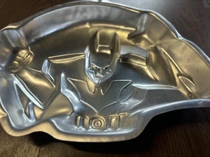 Wilton Cake Pan Batman Beyond Aluminum - 2000 - #2105-9900 Ding - Picture 1 of 5