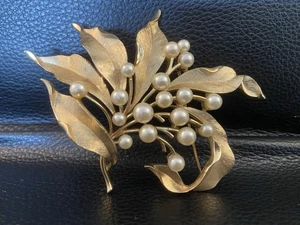 Broche Big Crown Trifari Oro con Baya Perla, 6 Hojas Cepilladas 3-3/8" x 2-7/8" - Imagen 1 de 5
