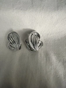 Vintage Trifari Ohrringe gebürstet silberfarben Swirl Design Ohrclips signiert - Bild 1 von 3