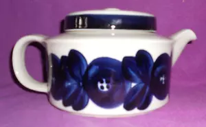 Teiera tre pezzi ARABIA Finlandia anemone blu ~ colino e coperchio Ulla Procope - Foto 1 di 18
