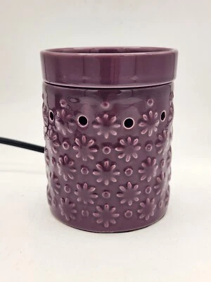 Scentsy 紫色花卉浮雕蜡加热器已停产 COSMOS 图案二手状况完好 4⁄2 — 第 1/4 张图片