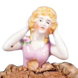 Spilla Cuscino Bambola Porcellana Capelli Biondi Orig Rosa Vestito e Base Mezza Art Decò - Foto 1 di 7