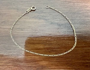 14k Yellow Gold Thin Delicate Figaro Chain Bracelet 7" Long - Picture 1 of 7