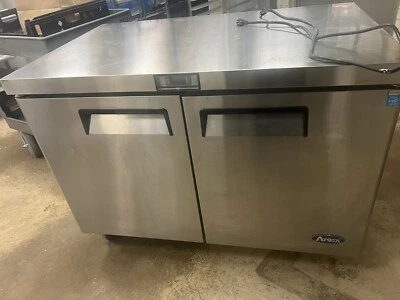 Refrigerador bajo encimera de dos puertas sólidas Atosa MGF8402GR 48" 13,5 ft³ ft. Foto 1 de 4