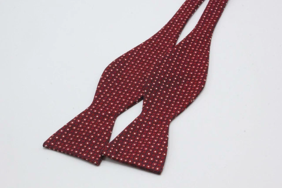 Pajarita de seda ajustable. Rojo azul y blanco geométrico. Foto 1 de 2