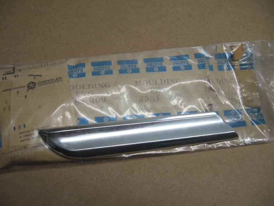 Nuevo de Lote Antiguo Mopar 1965 Plymouth Fury II Cuarto Izquierdo Panel Moldura Trasera con Clips 2584409 Foto 1 de 3