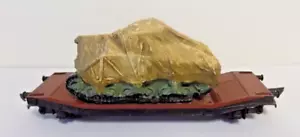 LOWMAC WITH SHERMAN LOAD UNDER TAN TARP OO GAUGE BY WRENN - Picture 1 of 5