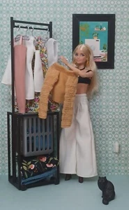 👗schwarzer WÄSCHEKORB WAGEN +5 Kleiderbügel DIORAMA Zubehör HAUS 1/6 für BARBIE - Bild 1 von 4