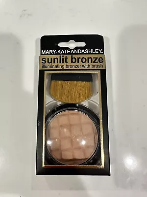 Mary-Kate And Ashley Sunlit Bronze Illuminating Bronzer With Brush - Image 1 of 2