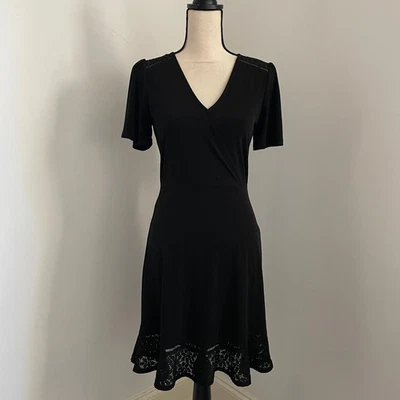 Vestido Michael Kors Crochet Ribete Envolvente XS Negro Midi Cuello Clásico Maduro Elegante Foto 1 de 4