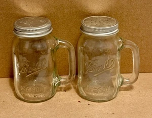 Salero y pimentero vintage bola transparente tarro de albañil con asas, tapas de aluminio 4" - Imagen 1 de 5