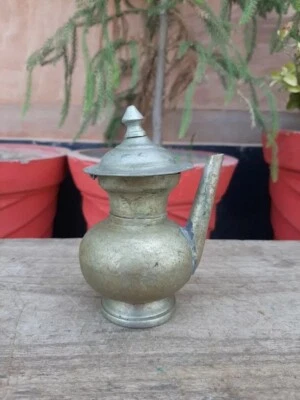 Olla de agua de oración religiosa hindú forjada a mano de latón vintage con caño con tapa Foto 1 de 4