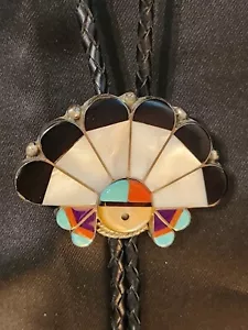 Vintage ZUNI Flat Work INTARSIO Multi-pietra SOLE COPRICAPO BOLO firmato A J C - Foto 1 di 3