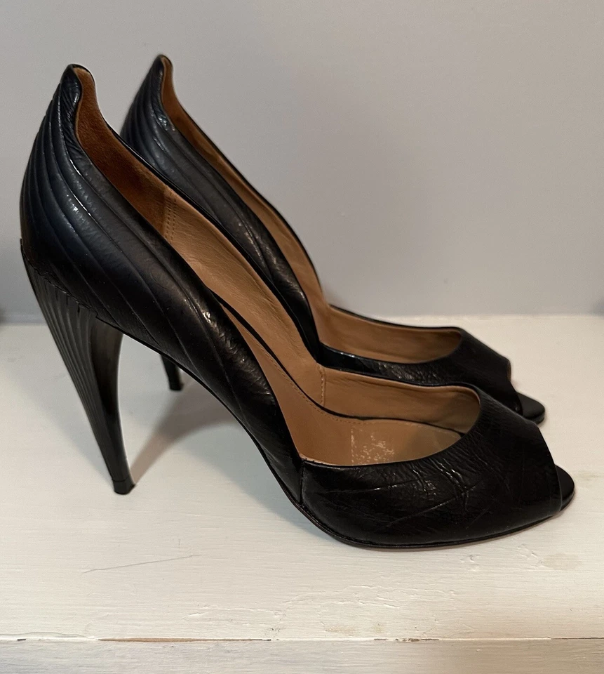 Salto agulha Elie Tahari feminino couro envernizado preto biqueira aberta 4" ultra alto - Imagem 1 de 4
