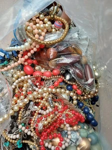 4KG Jewellery Job Lot Costume Mixed Bundle Necklaces Beads Crafting 0396 J20 - Picture 1 of 3