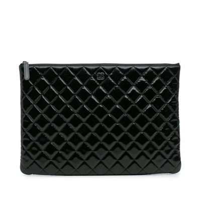 Bolso sin asas Chanel grande acolchado charol O Case de cuero negro autenticado Foto 1 de 4