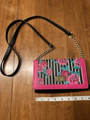 Cartera Bandolera Betsey Johnson con Estampado de Rosas - Nueva sin Etiquetas Foto 1 de 4