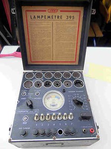 Antikes Röhrenprüfgerät Marke Artex Lampemetre 395 mit Tabelle OVP RAR