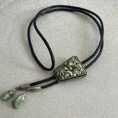 Corbata de Colección Bolo Estilo Suroeste Piedra Pulida Astillas Verde Crisoprasa 34" Foto 1 de 4