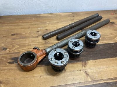 LOT 3 ARMSTRONG PIPE THREADING DIE HEADS Plus TOOL And HANDLE - Image 1 of 4