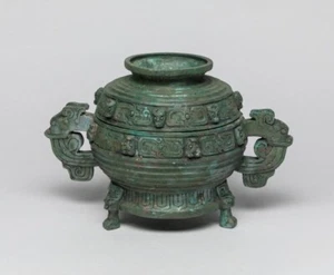 Western Zhou, 西周 兩耳簋蓋 獸首有珥 曲紋鱗紋 器內銘文 Un vaso alimentare rituale in bronzo arcaico con iscrizione - Foto 1 di 9