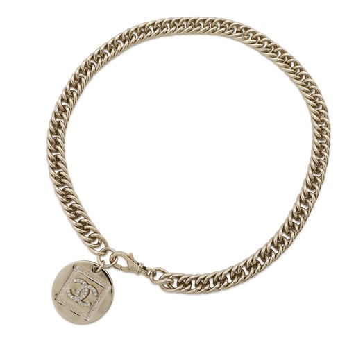 Collana girocollo CHANEL logo CC piastra rotonda metallo strass oro