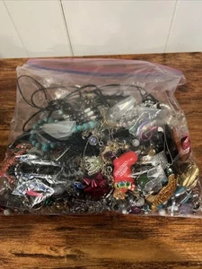 Lote de 3 lb de anillos, pendientes, pulseras, collares de bisutería de diferentes marcas - Imagen 1 de 7