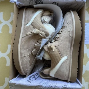 Nuevo en caja UGG® Mujer Lowmel Zapatillas con Cordones Botines, Arena, Para Mujer EE. UU. Talla 12 - Imagen 1 de 20
