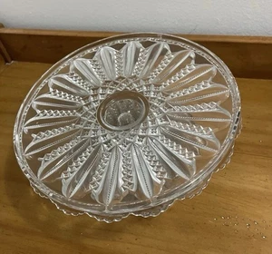 Antico supporto per torta con piedistallo EAPG Duncan Miller, motivo ornato e bordo a denti segati - Foto 1 di 6