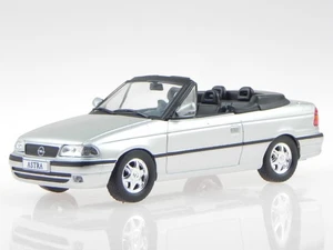 Opel Astra F Convertible silver diecast modelcar in showcase 1:43 - Picture 1 of 4