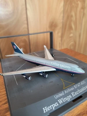 Herpa Wings Exclusive Series 1/500 Scale United B-747-400 in Airport Display - Image 1 of 4