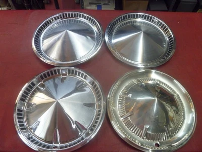 LOTE DE COLECCIÓN 1957-59 PLYMOUTH BELVEDERE SAVOY PLAZA 14" TAPACUBOS S CUBIERTAS DE RUEDA Foto 1 de 4