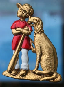 De colección: Pin Danecraft para niño y perro en tono dorado con esmalte rojo excelente estado - Imagen 1 de 4