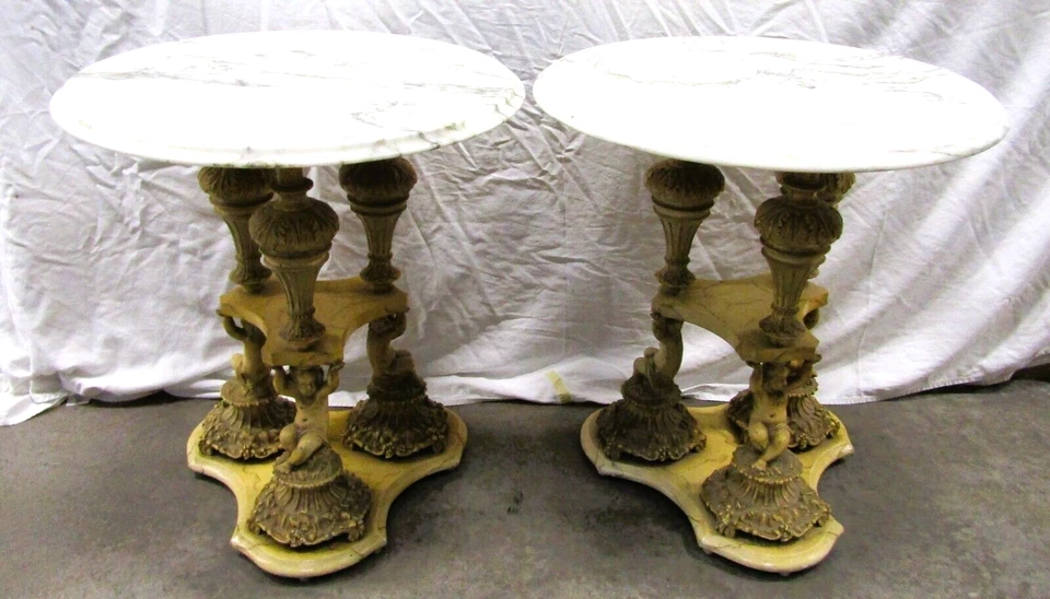 Par de mesas auxiliares italianas Regency florentinas con triple base de querubín Foto 1 de 4