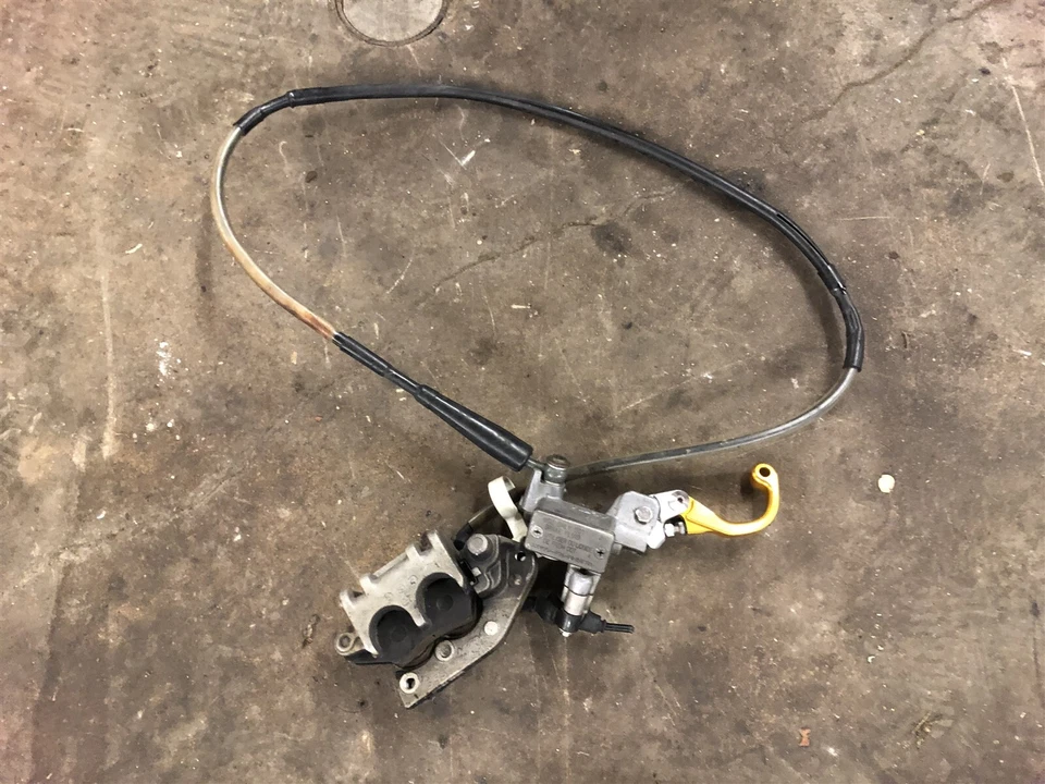 Pinza de cilindro maestro de freno delantero OEM Suzuki RMX450Z RMZ RMX450 RMX 450 05-20 Foto 1 de 3