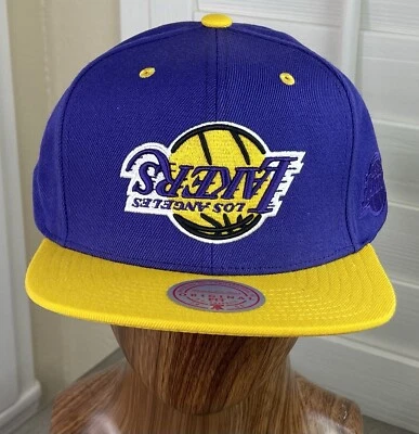 Chapéu Snapback Mitchell & Ness NBA Los Angeles Lakers Logotipo Invertido Roxo/Dourado - Imagem 1 de 4