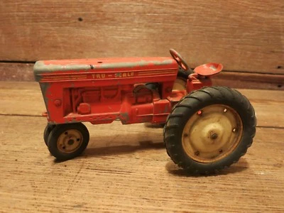 Tractor agrícola vintage fundido a presión a escala real - ¡RESTAURACIÓN o PIEZAS! Foto 1 de 4