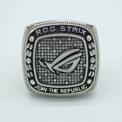 华硕 ROG RTX 40 系列 STRIX 限量版合金戒指 镀白金 — 第 1/4 张图片