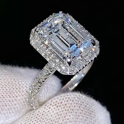 Anillo de compromiso con halo de diamantes creado en laboratorio corte esmeralda de 3 quilates enchapado en oro blanco de 14 quilates Foto 1 de 4