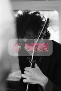 Bob Dylan Backstage at Newport 1965 - Impresión de archivo de bellas artes (8,5"x11") - Imagen 1 de 1