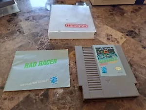 Rad Racer con manuale autentico in custodia rigida Nintendo funzionante spedizione veloce gratuita - Foto 1 di 6