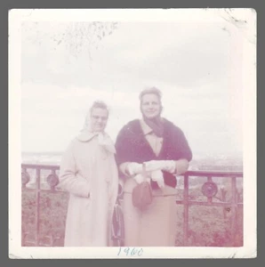 Fundfoto 1960 Hl. Claude Paar vor dem Meer 3,5 x 3,5 - Bild 1 von 2