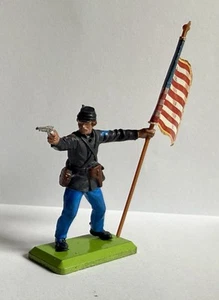 Britains Ltd. Detail Infantry Soldier Pointing Gun Holding US Flag From 1971 - Picture 1 of 18
