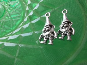 Juego de 2 dijes gnomos antiguos tono plata 3D - Imagen 1 de 5