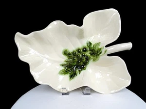 HULL POTTERY TOKAY TUSCANY WHITE WITH GREEN GRAPES LEAF SHAPED 14" DISH 1958-60 - Picture 1 of 10