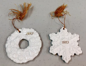 3) Avon Erinnerung Keramik Ornamente 1980 Kranz 1982 Engel 1983 Schneeflocke - Bild 1 von 8