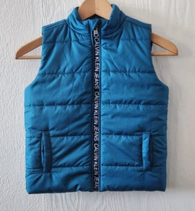 Calvin Klein Jeans Ragazzo Teal Puffer Gilet Taglia 5 Zip Tasche Logo - Foto 1 di 5