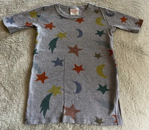 Hanna Anderson kurzärmeliges Pyjama-Shirt für Jungen grau rot blau gelb Sterne Mond 10 - Bild 1 von 7