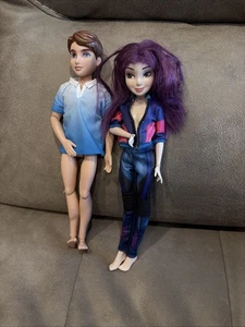 Lotto di (2) giocattoli action figure bambole Disney Descendants - Foto 1 di 6