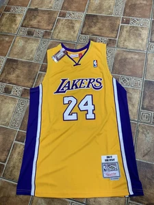 ¡NUEVO! Camiseta KOBE BRYANT LOS ANGELES LAKERS dorada MITCHELL & NESS NBA L GRANDE - Imagen 1 de 4